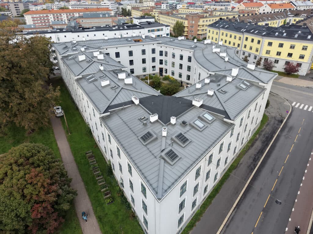 Takomlegging og båndtekking i lakkert stål